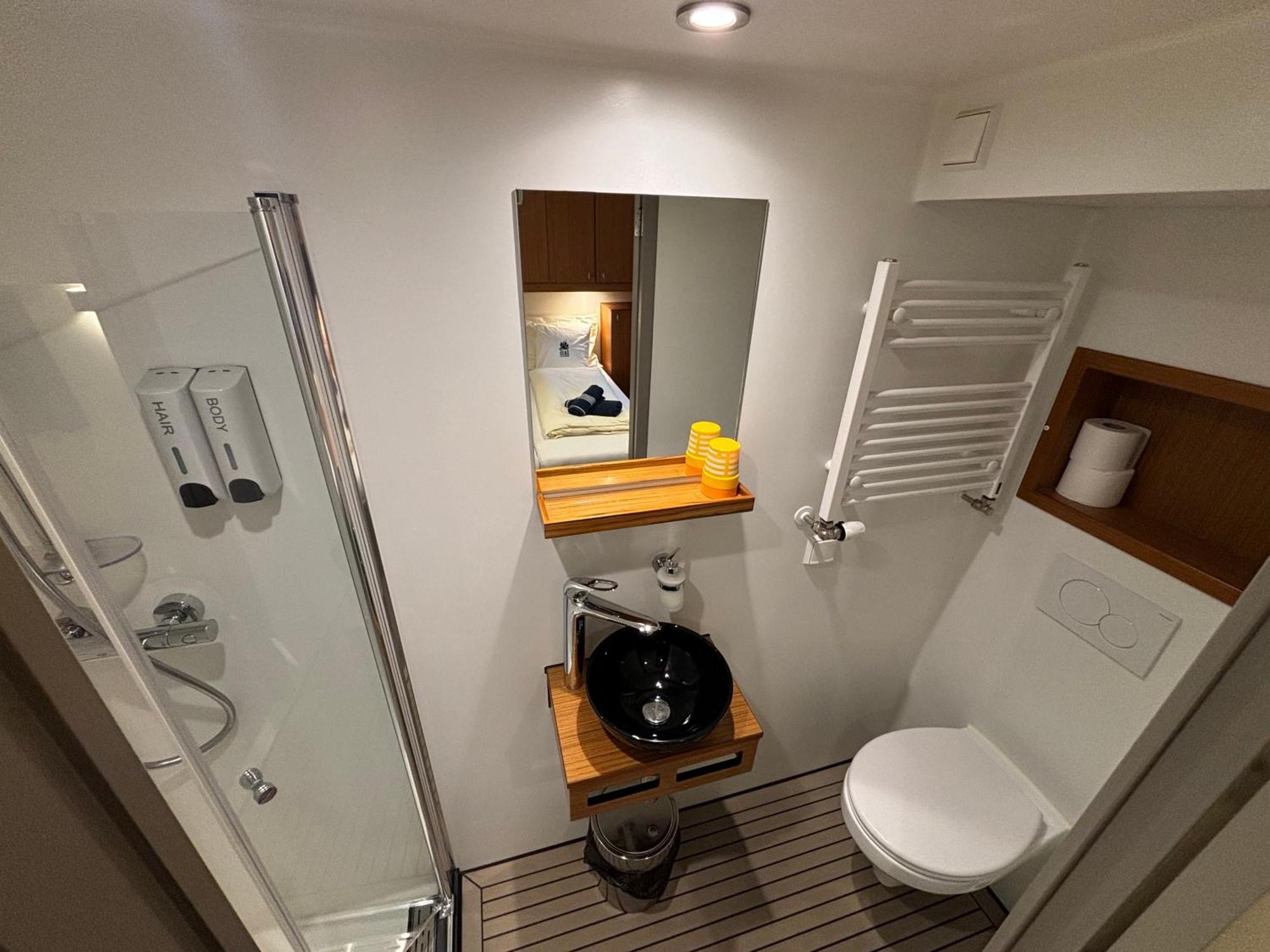 Hotelboat Iris Amsterdam Exterior photo
